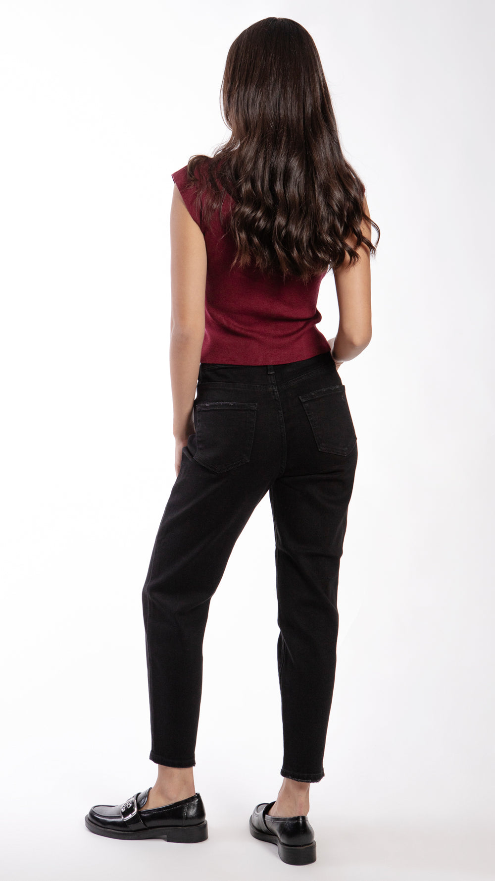 Pantalon-mom-de-mezclilla-espalda