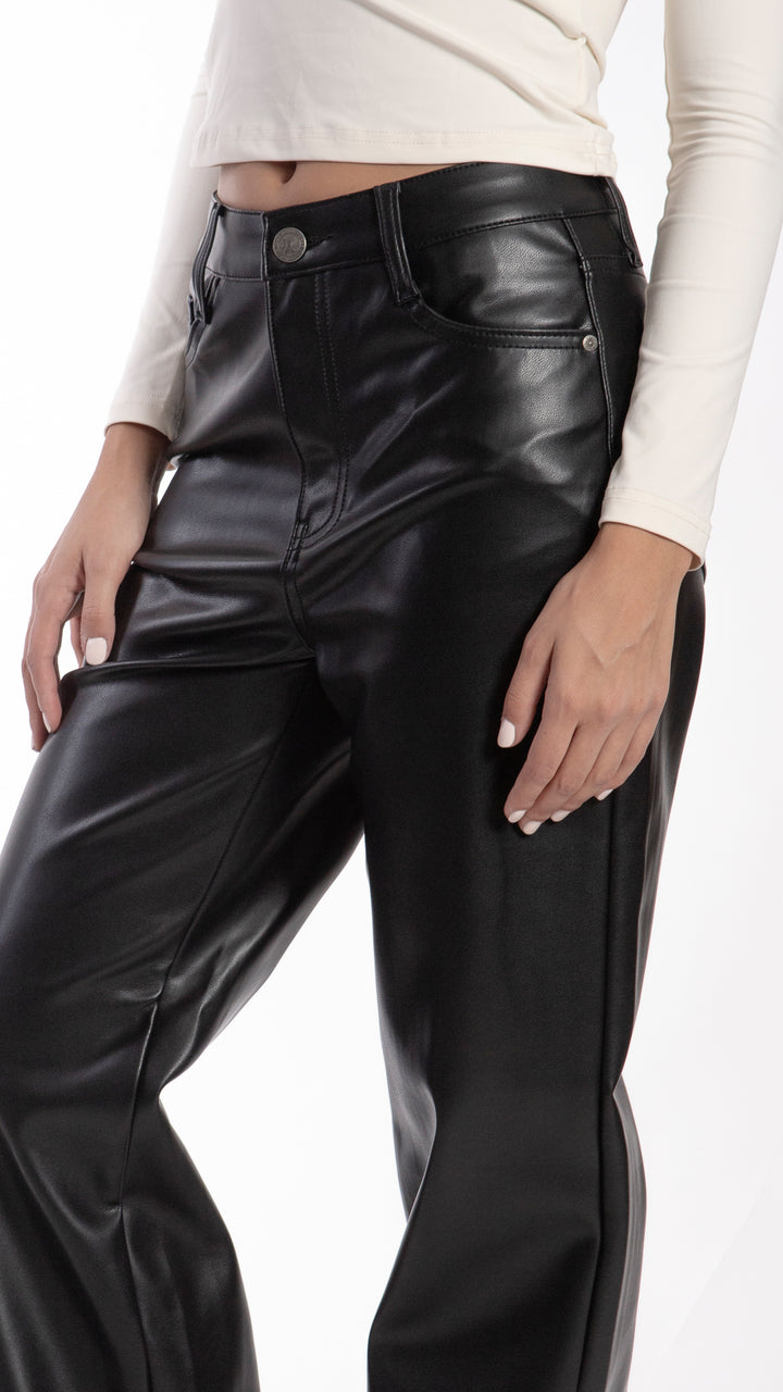 Pantalón-wide-leg-de-vinipiel