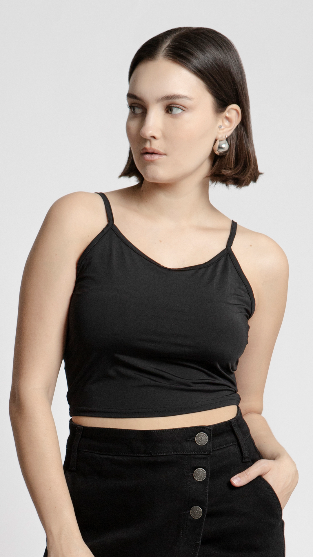 Crop top B Basic para mujer en negro, beige y blanco, ideal para combinar con jeans Balam