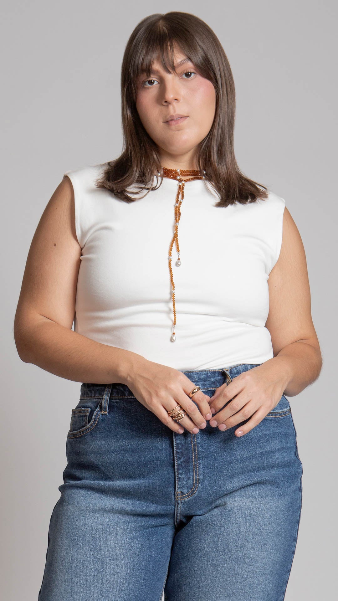 Blusa curvy sin mangas B Basic en tono claro, ideal para combinar con jeans curvy