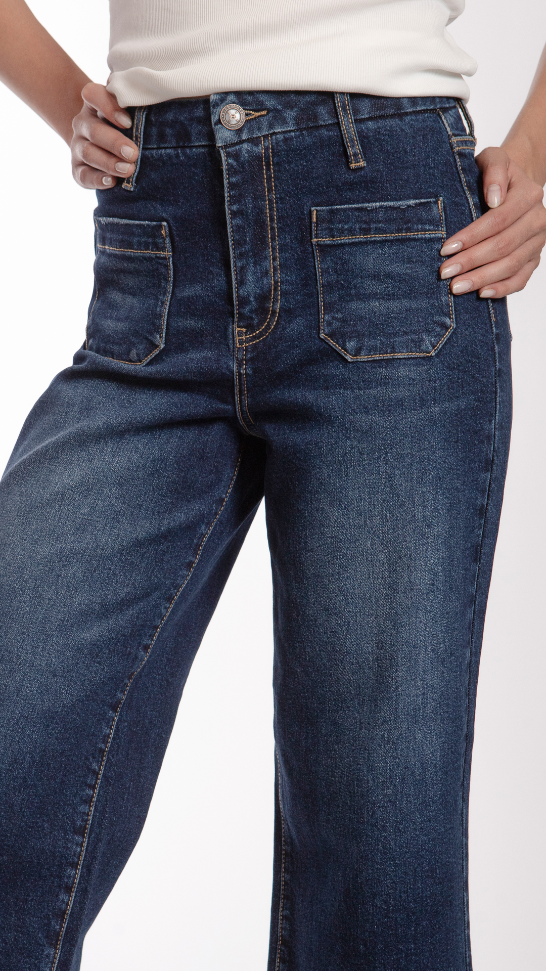 ¿Se pueden usar jeans en la oficina? 4 combinaciones para hacerlo bien