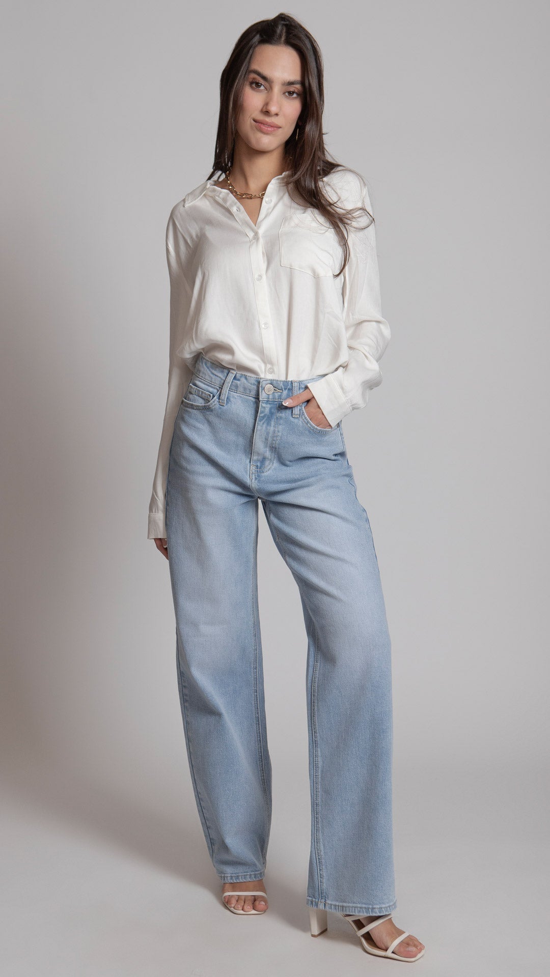 Jeans wide leg mujer Balam en azul claro, corte de pierna amplia y tiro alto