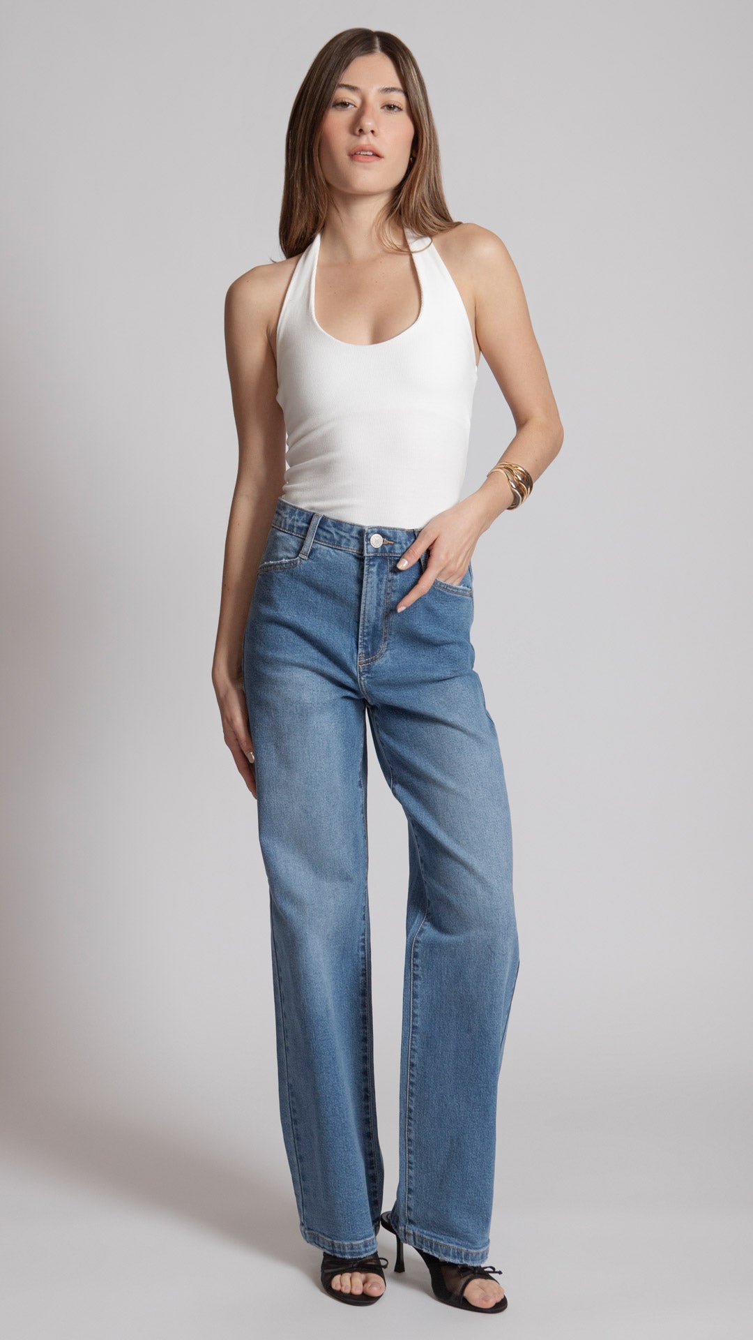 Pantalón wide leg mujer Balam en azul medio, corte de pierna amplia y tiro alto