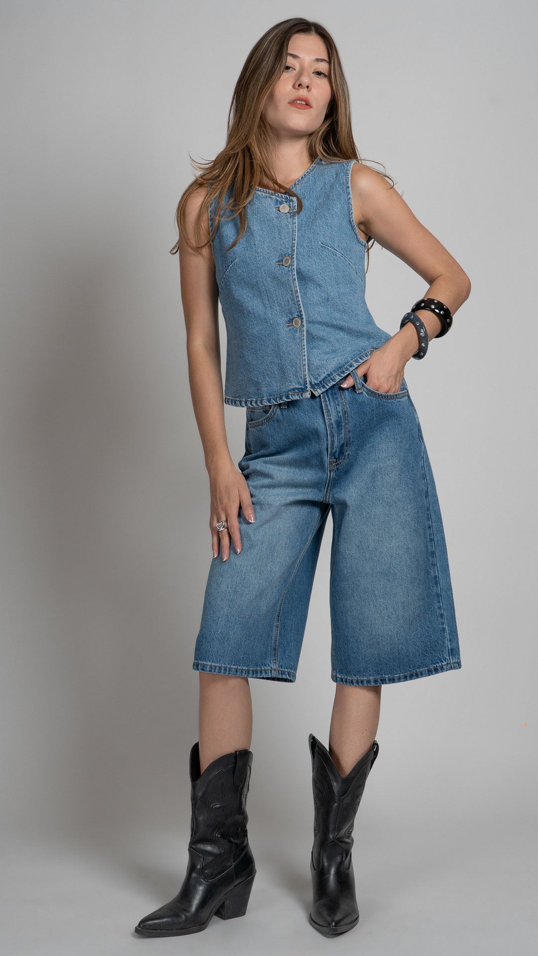 Bermudas de mezclilla para mujer Balam corte long loose en lavado azul, ideales para el verano