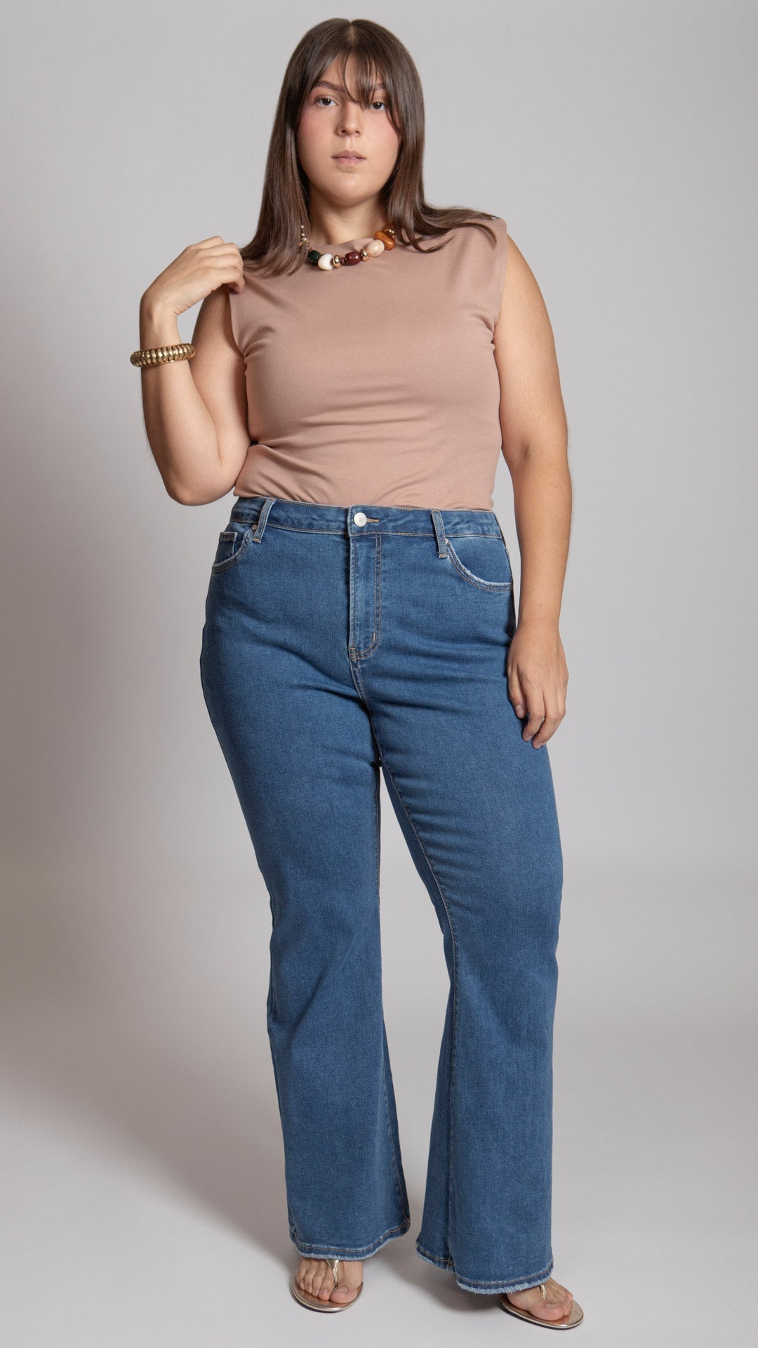 Pantalón flare curvy Balam BL7492 en mezclilla azul oscuro, corte acampanado tiro alto