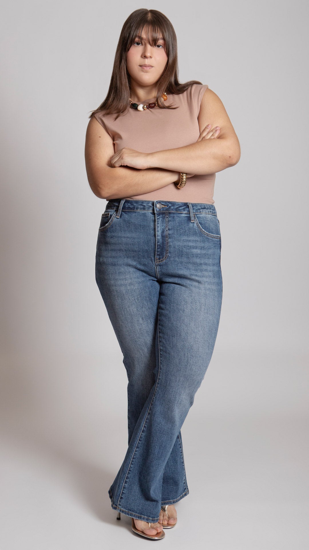 Pantalón flare curvy Balam en mezclilla azul, tiro alto