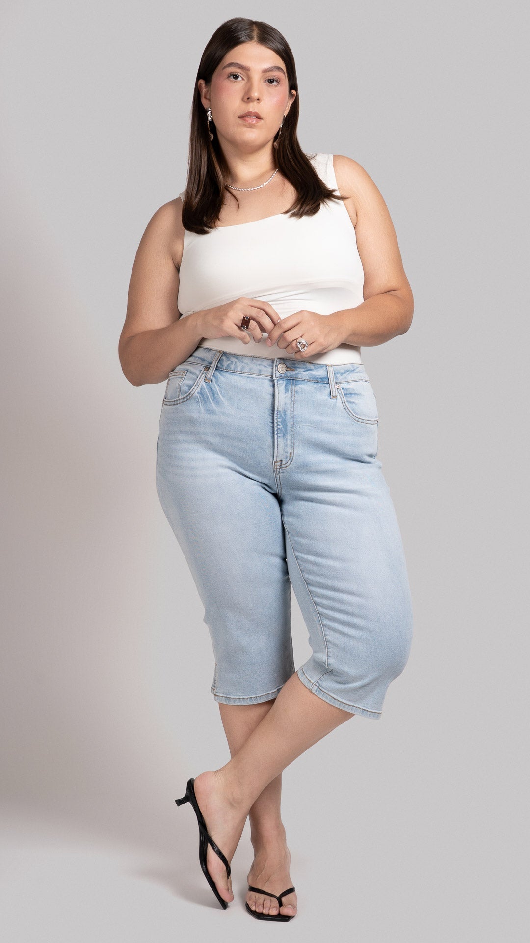 Pantalón capri curvy Balam en lavado azul claro