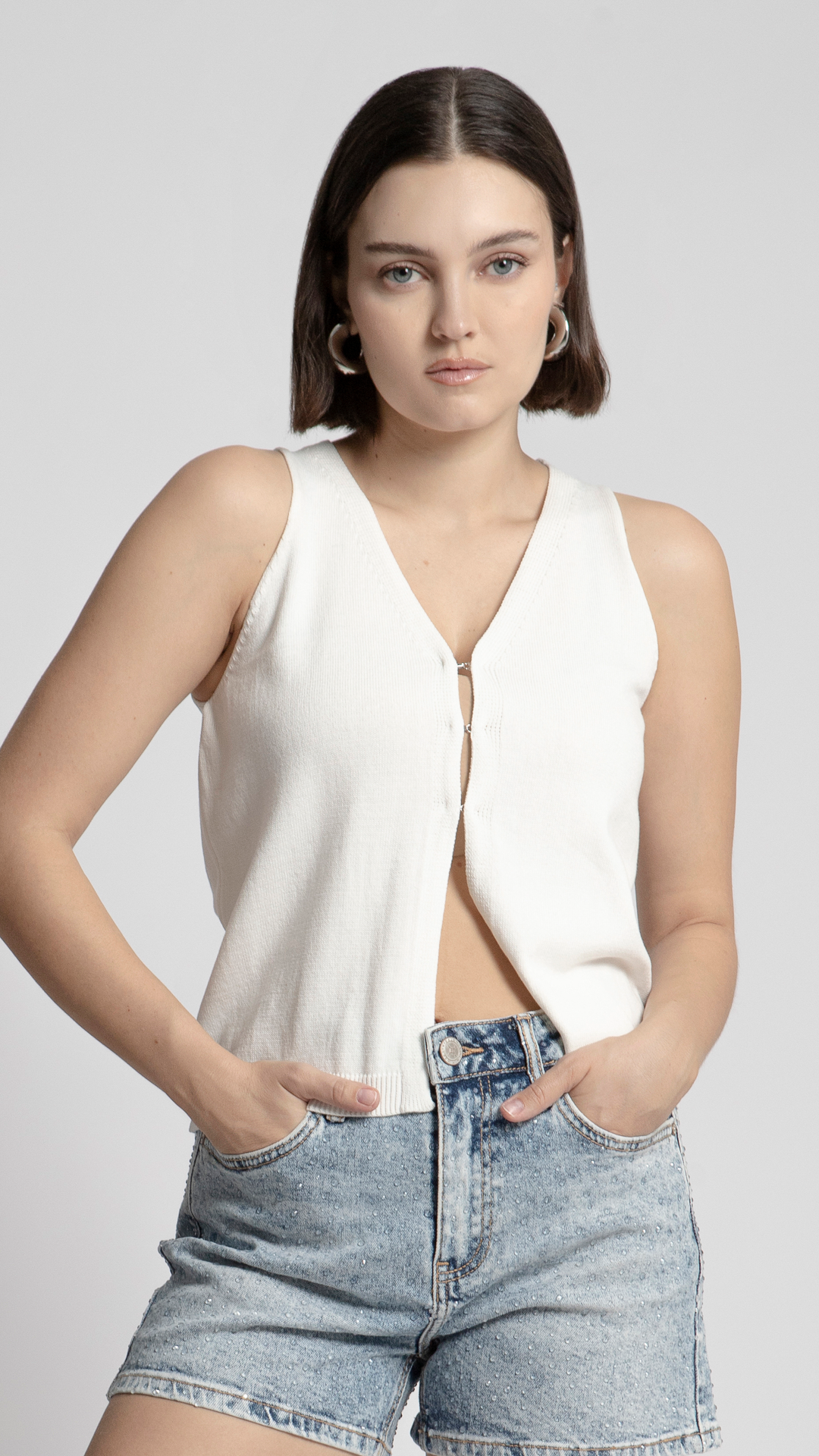 blusa-tejida-sin-mangas-blanca-abertura-frontal-b-basic