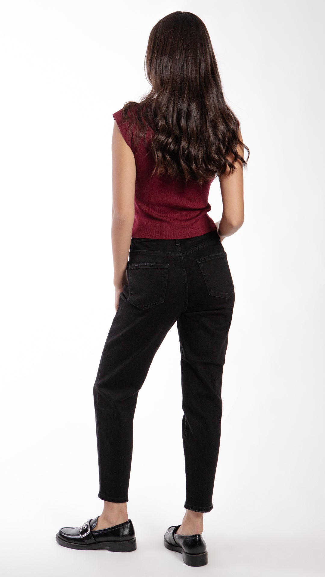Pantalon-mom-de-mezclilla-espalda
