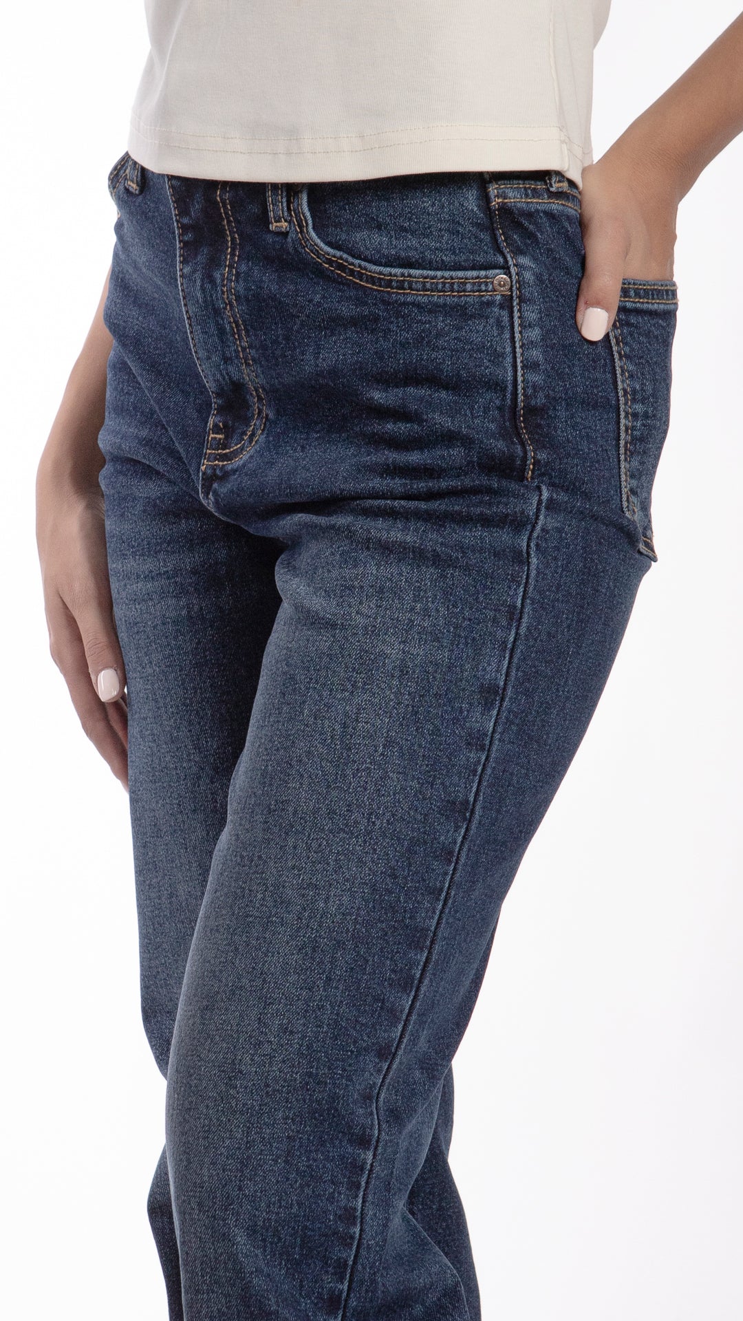 Jeans-wide-leg-de-mezclilla-azul-oscuro-espalda-detalle