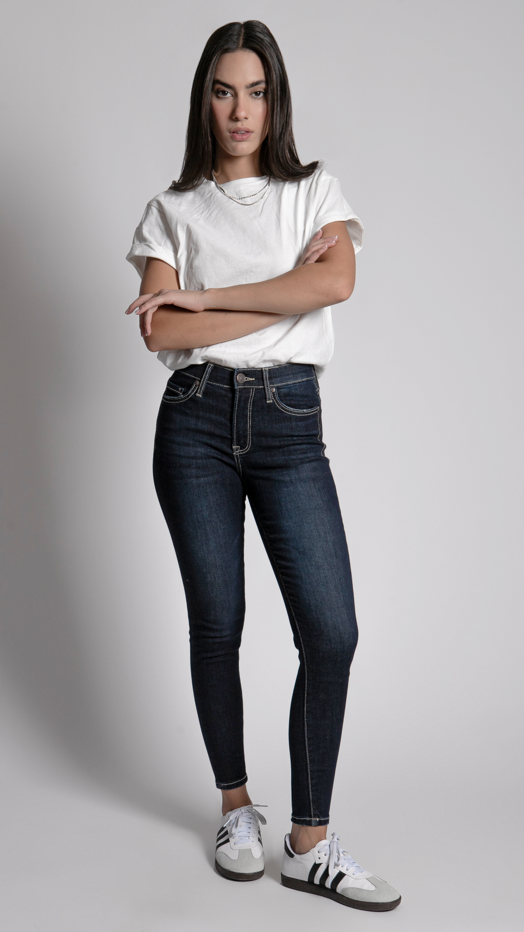 mujer-vistiendo-jeans-skinny-stretch-azul-claro-balam-denim-en-vista-frontal