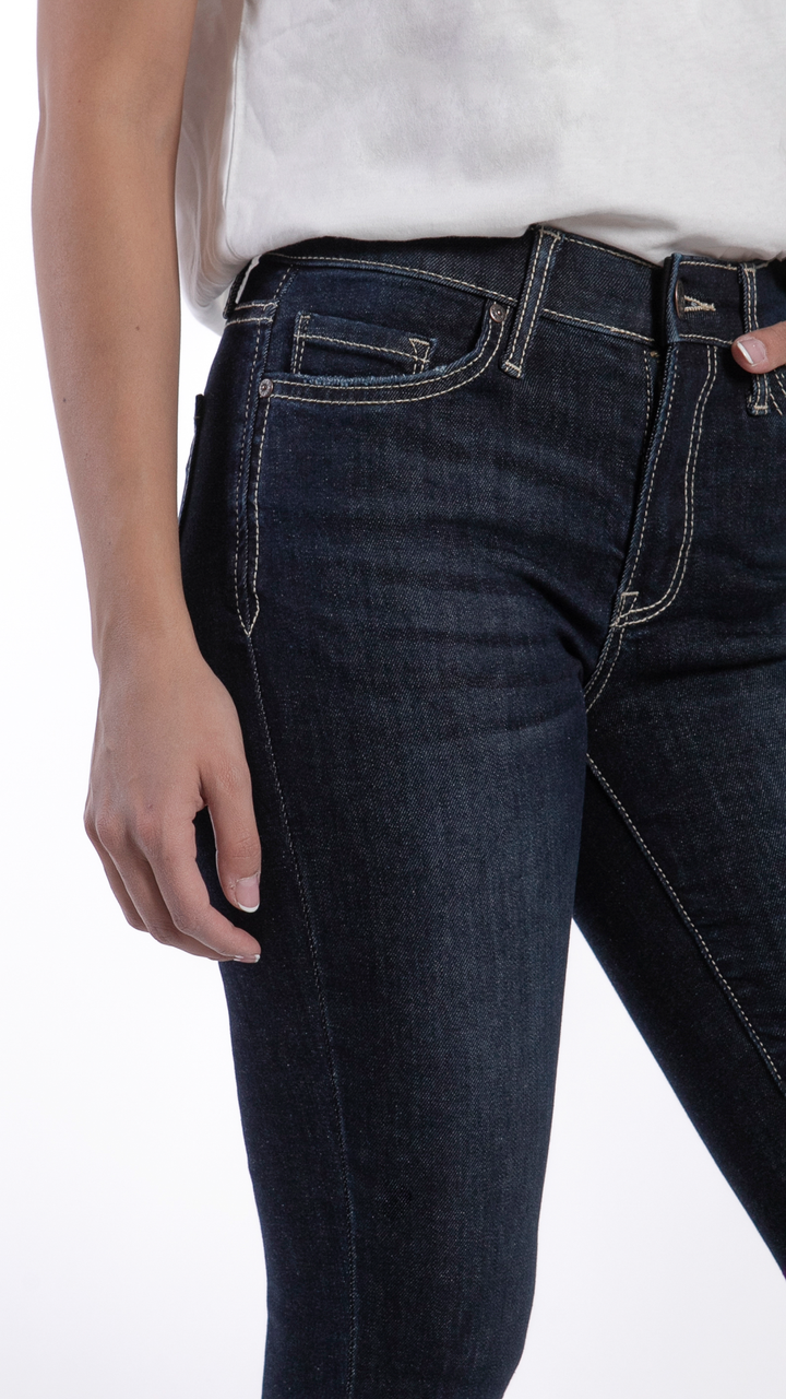 mujer-vistiendo-jeans-skinny-stretch-azul-balam-denim