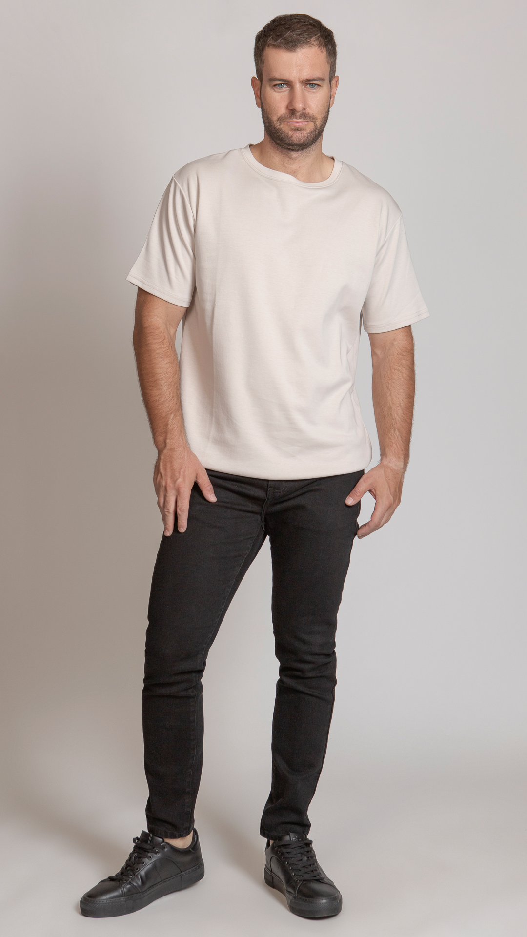 pantalon-slim-straight-de-mezclilla-azul-oscuro-balam-denim-en-vista-frontal