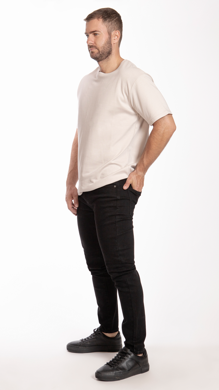 modelo-hombre-vistiendo-pantalon-slim-straight
