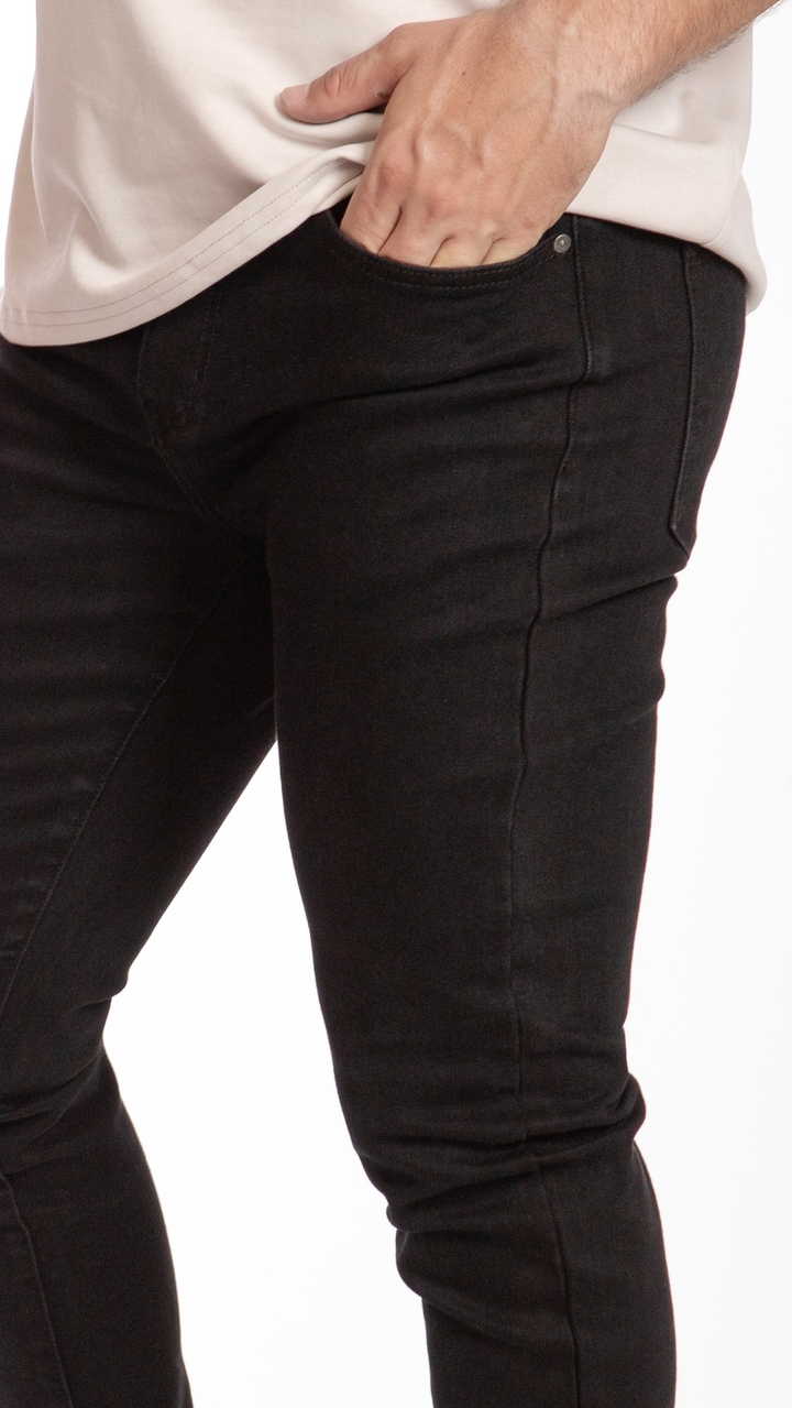 modelo-hombre-vistiendo-pantalon-slim-straight-de-mezclilla-negro