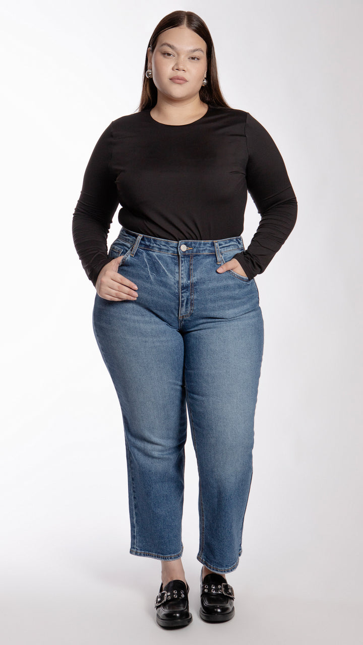 pantalon-straight-curvy-bl7280-azul-medio-modelo